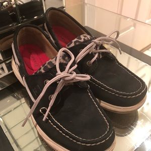 Women’s black leather Sperry’s!